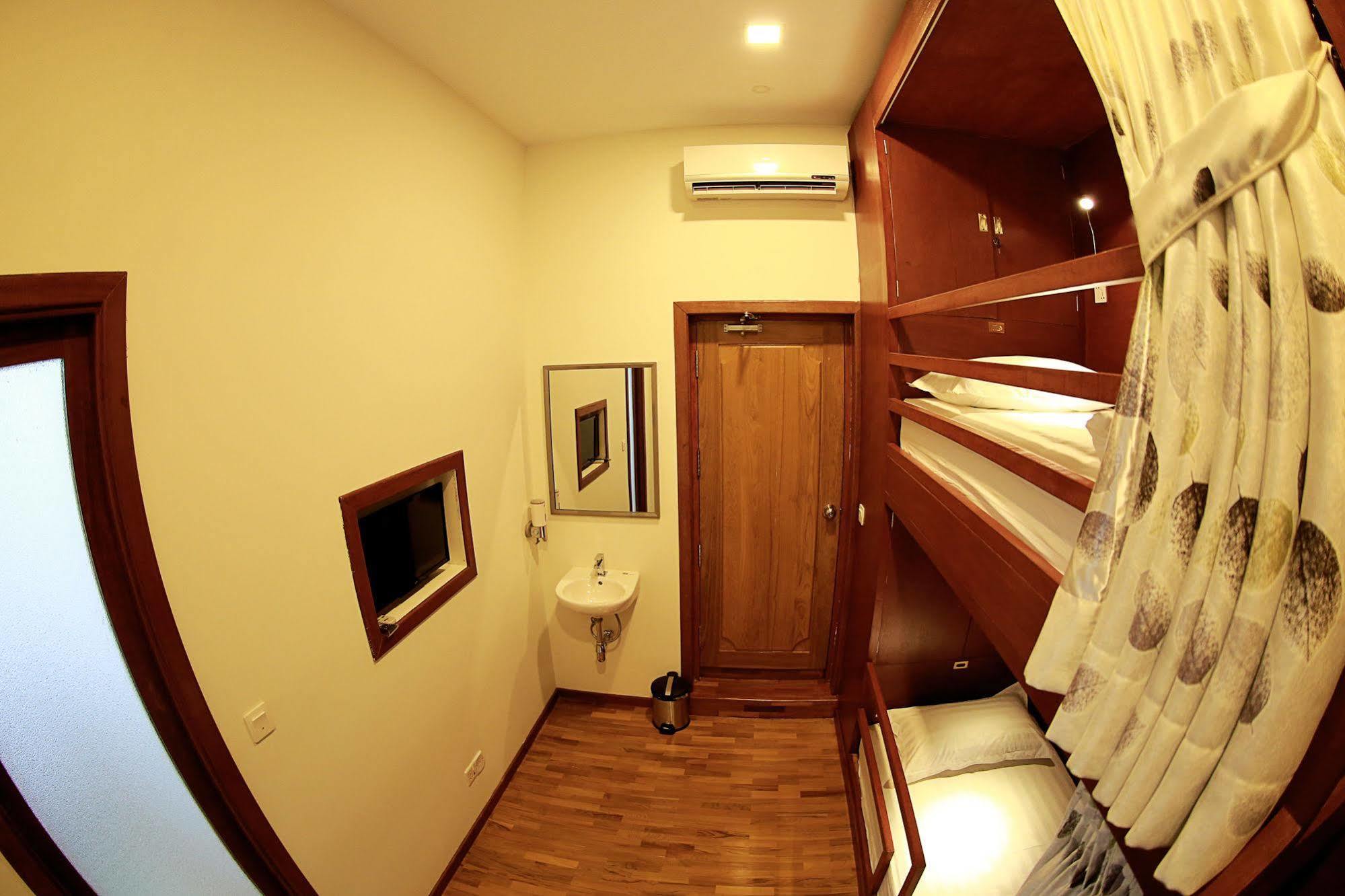 Backpacker Hostel Yangon Exterior photo
